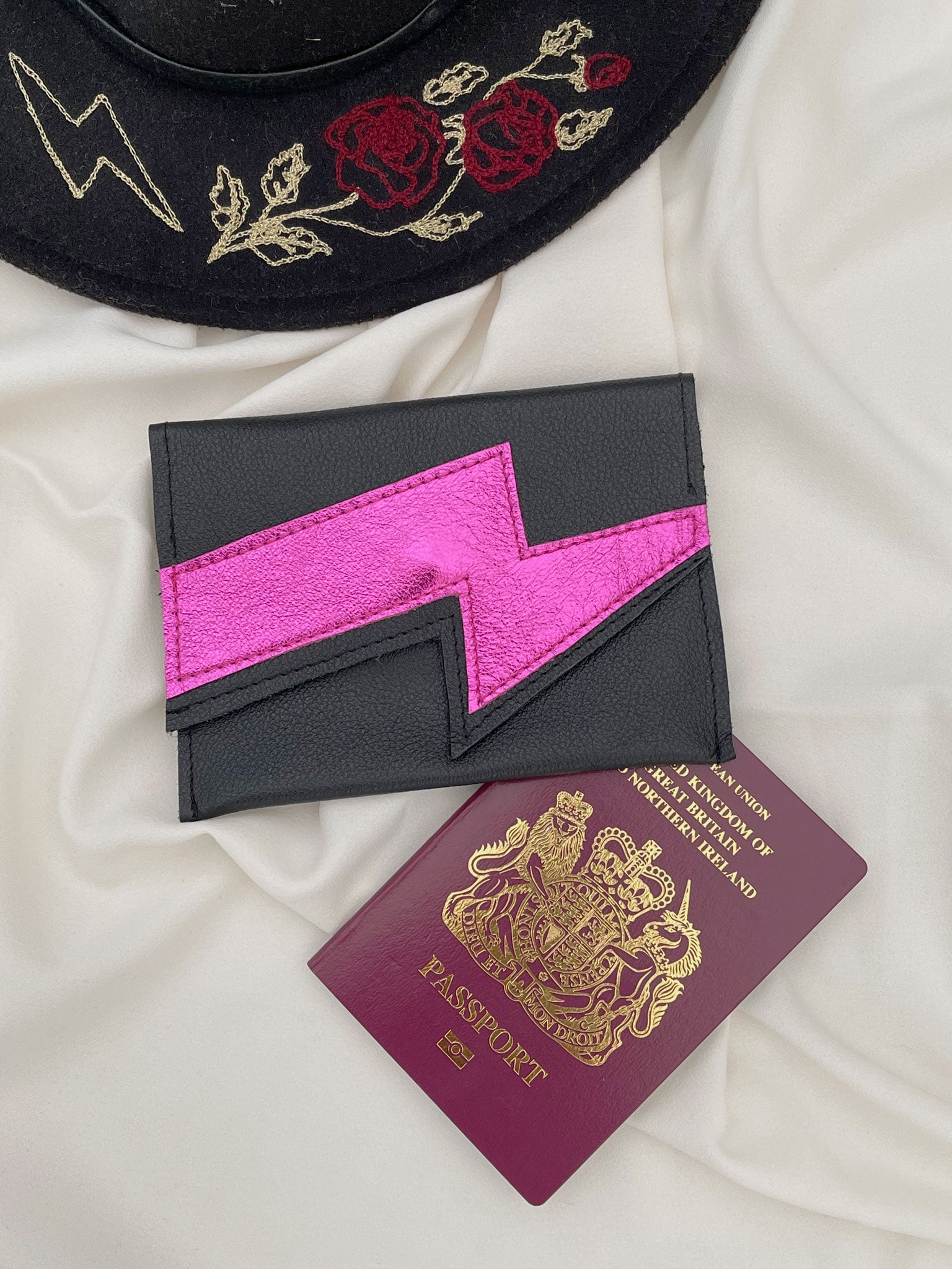 Studded Passport Case - Accessories - beauty